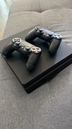 PlayStation 4 muito pouco usado