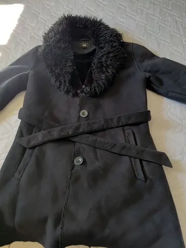 Casaco preto com gola de pelinhos