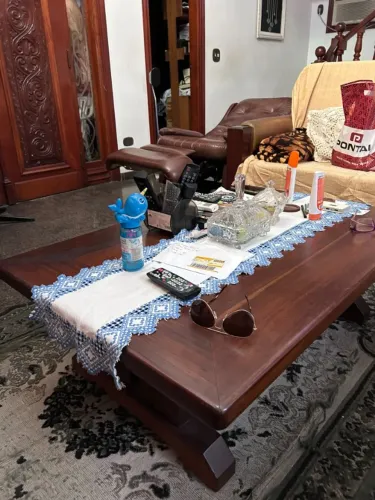 Mesa de centro em madeira maciça