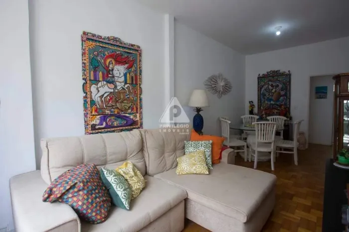 Quarto e Sala reformado e mobiliado com dependência completa no posto 5 em Copacabana