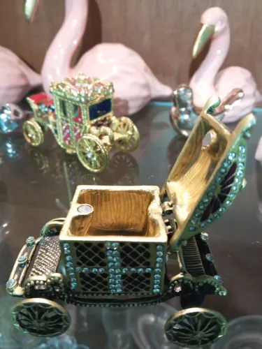 Carruagem decorativa para   aneis, e jóias .
