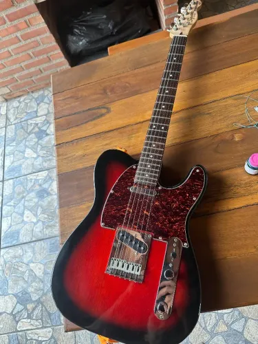 Guitarra telecaster Squier Fender  série Standard 