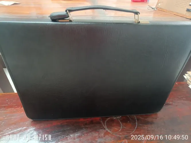 Vendo uma linda maleta para carregar documentos material resistente não tem nada estragad