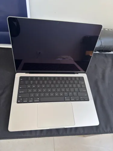 Macbook pro m3 pro chip m3 pro 12/18 1TB de armazenamento e 18GB Ram