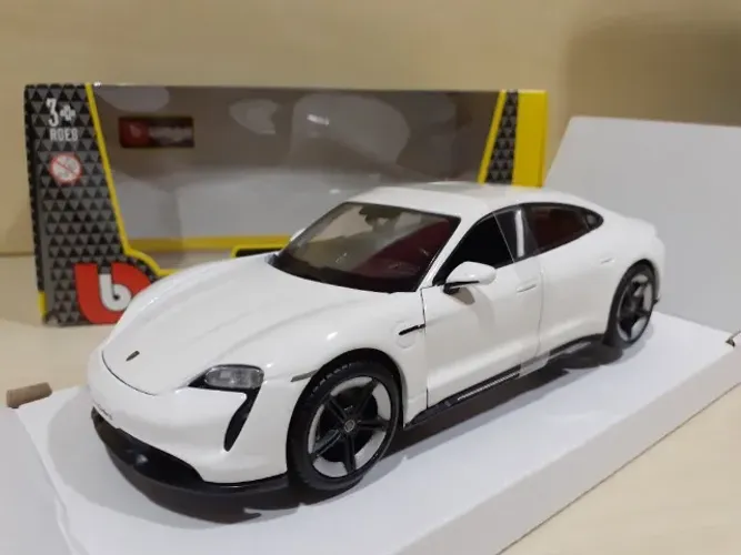 Miniatura Porsche Taycan Turbo S 2019 1/24 Burago #c20