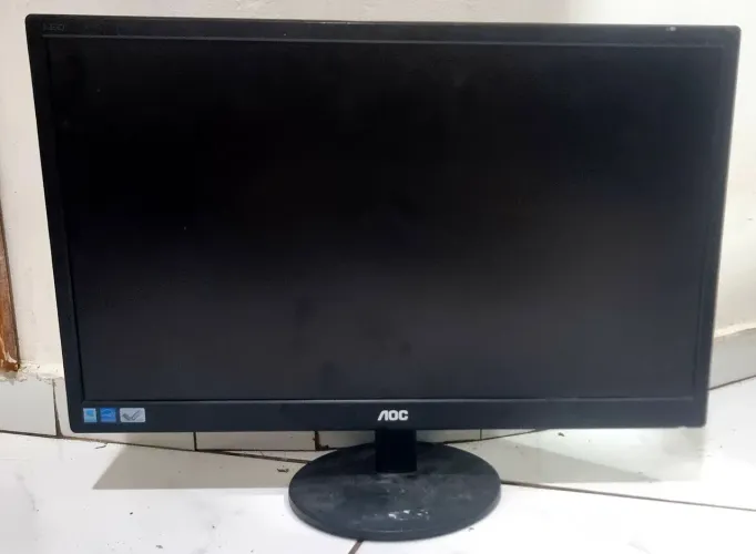 Monitor AOC 19? - Pequeno detalhe na tela | Funcionando