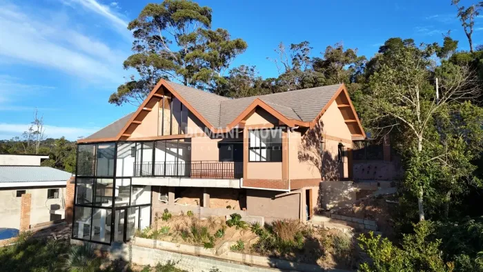 Casa Nova com Vista para a Pedra do Baú à Venda na Região do Alpes de Campos do Jordão