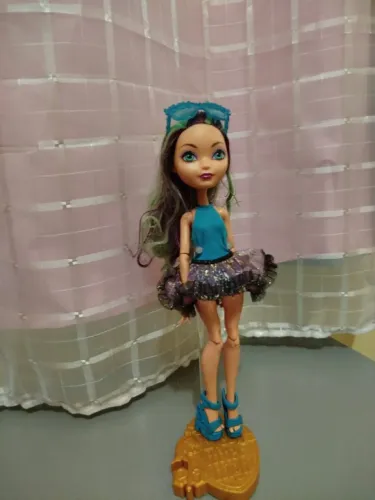 ?Boneca Ever After High - Madeline hatter mirror Beach ( filha do chapeleiro maluco)