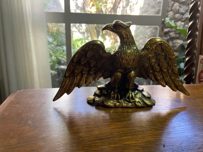 Escultura de Águia em Metal Dourado