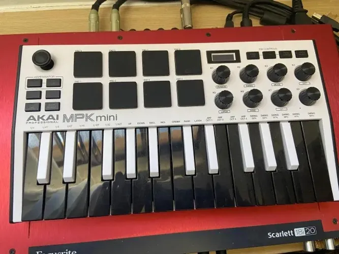 Controlador Akai MPK Mini MK3 (na caixa)