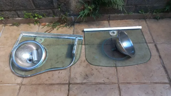 2 Lavatórios de vidro com cubas Inox, com armário de brinde.