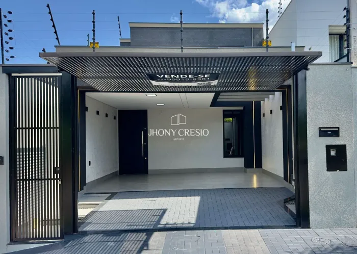 Casa nova, Jardim Paris, cozinha planejada, com 3 quartos sendo uma suíte.