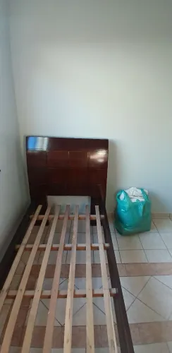 Bela cama de solteiro madeira Colchão gratis. Bom estado.