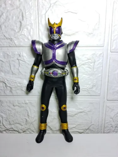 Boneco Kamen Rider Kuuga 17cm Bandai
