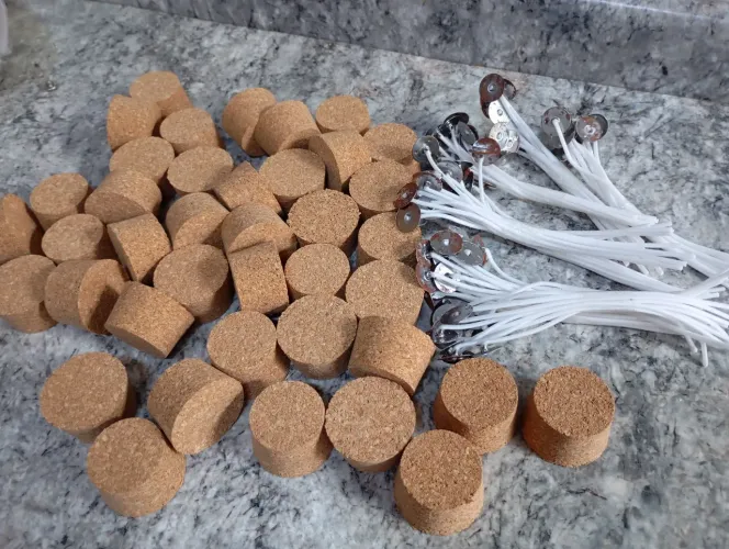 Kit com 40 rolhas + 80 pavil para vela artesanal.