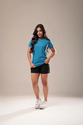 Camiseta azul com detalhes em branco