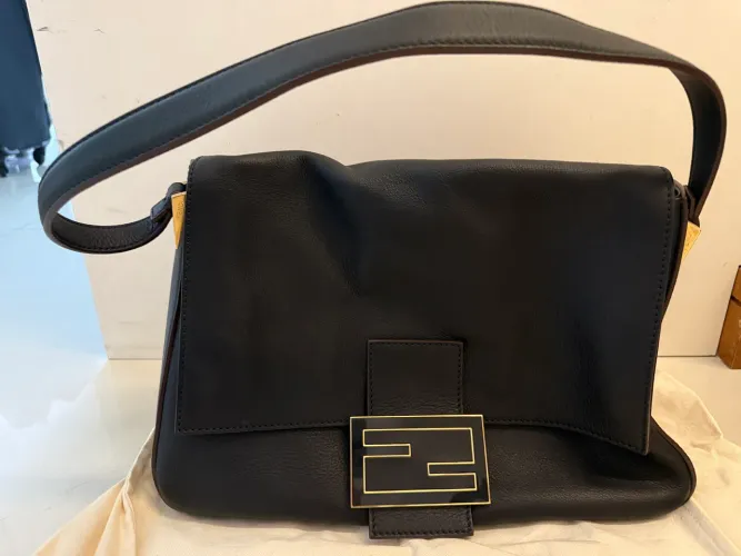Bolsa Fendi em couro preta, VINTAGE.