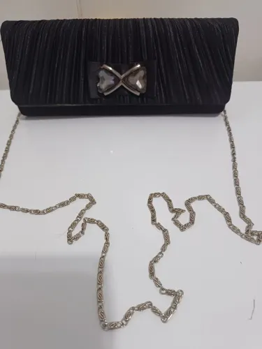 Bolsa de mão preta com detalhes em stras s