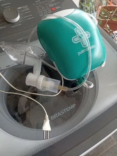 Aparelho inalador nebulizador pneumático pulmonar funcionando tratamento respiratorio