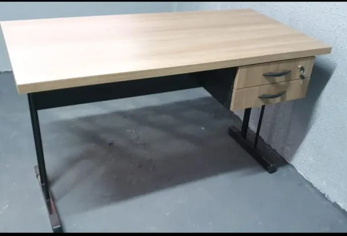 Mesa com gavetas para escritório 