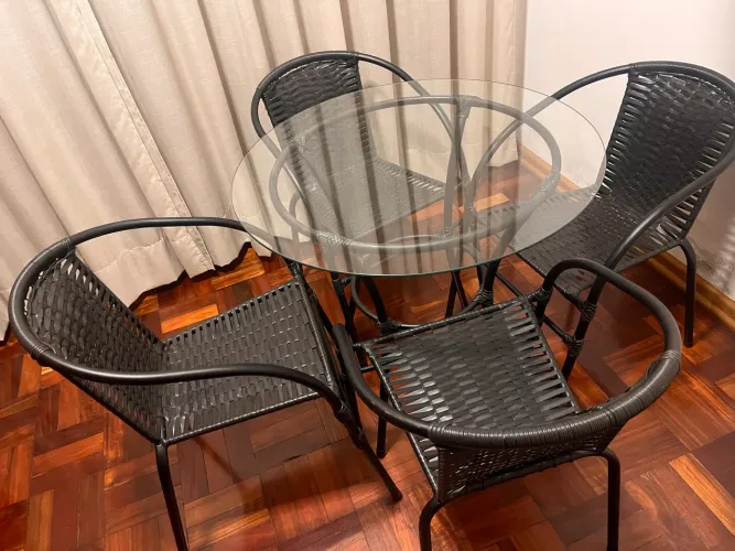 Conjunto Mesa Redonda com Tampo de Vidro e 4 Cadeiras em Fibra Sintética