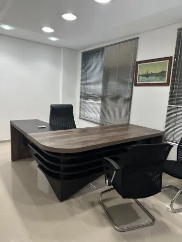 Mesa de escritório pouco uso 