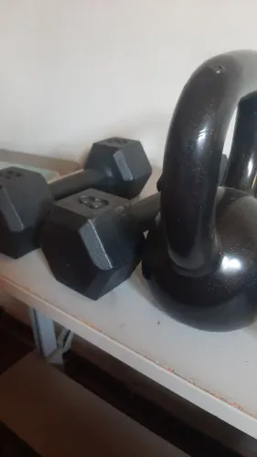 Par de halter 8kg sextavado de ferro+kettebell 8kg emborrachado
