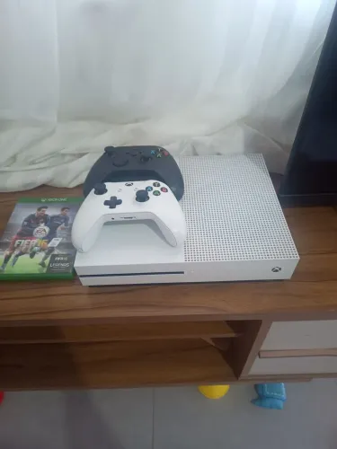 Vendo Xbox one s, com dois controles, 1 jogo, tem 1 terá, completo 