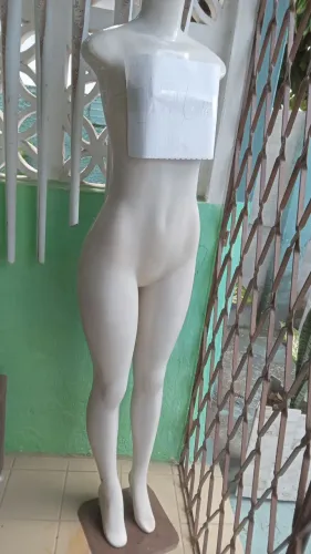 Manequim corpo inteiro com a base