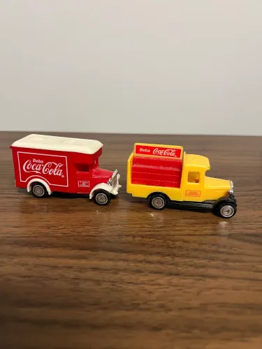 Kit 2 caminhões colecionáveis Coca Cola anos 90