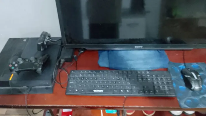PS4 fat com mais três jogos e um teclado e mouse