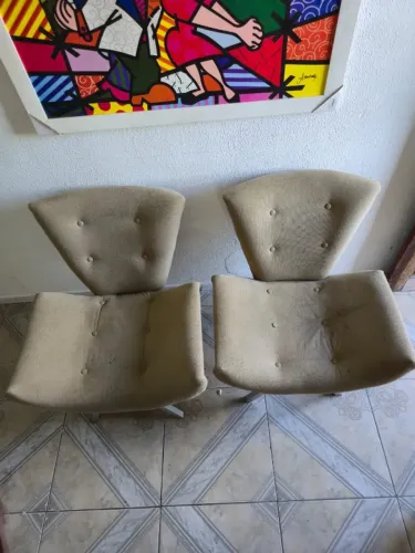 Par de Poltronas Estofadas Design Retro/Moderno