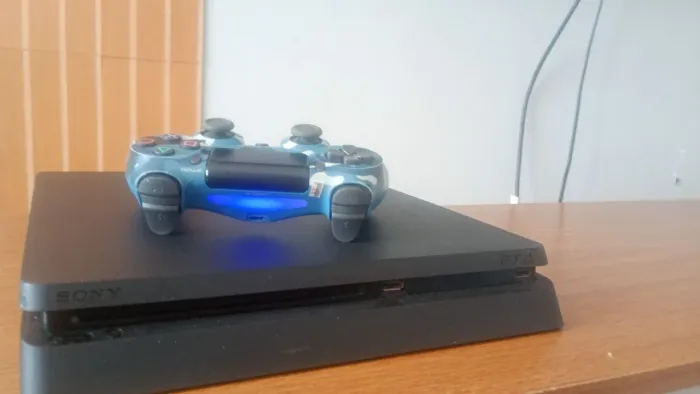 PlayStation 4 Slim em ótimo estado com 9 jogos + controle (Troco por Xbox series S/X)