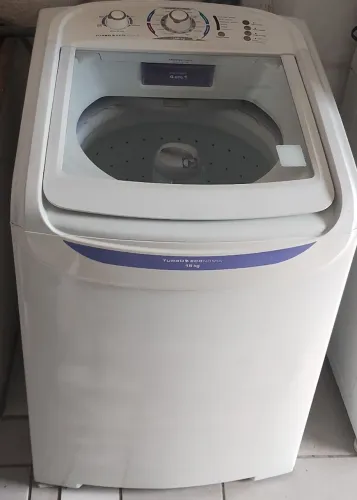 VENDO UMA MÁQUINA DE LAVA ELECTROLUX DE 15 KILOS BEM CONSERVADA
