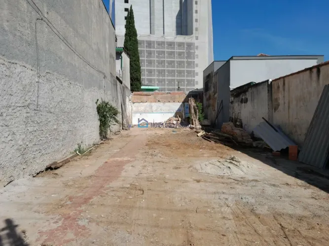 Terreno plano, vago, metrô Saúde, próximo a escolas, supermercados, bancos.