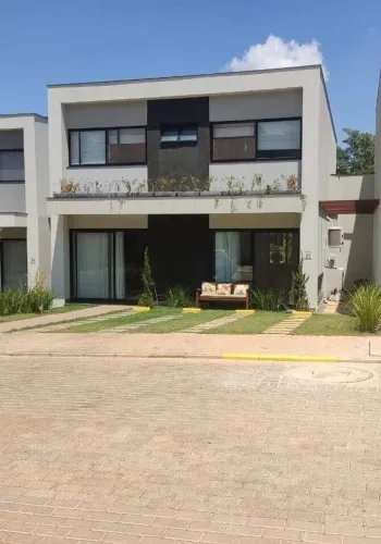 Linda casa de condomínio mobiliada para locação no bairro Enseada das Garças