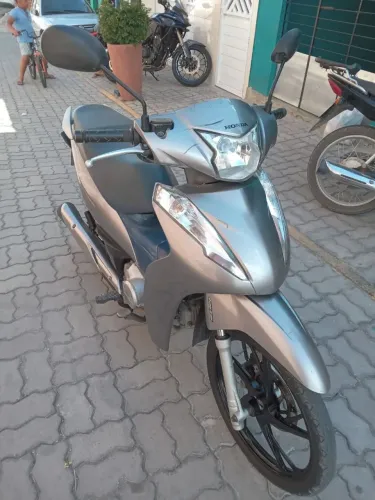 Vendo uma biz 125 2021 em dias