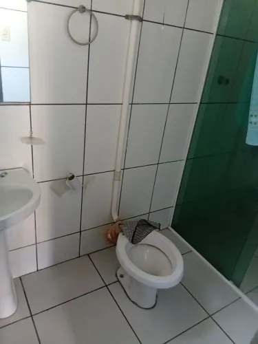 Alugo casa 2 quartos, 1 cozinha, 1 banheiro, 2 quartos, 1 área de serviço e uma varanda
