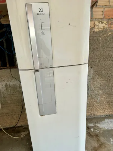 Vendo uma geladeira Frost free  384 litros 