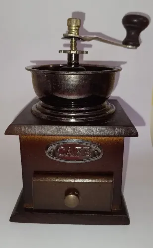 Moedor de café vintage + xícaras com suporte