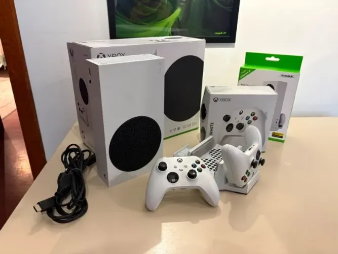 Xbox Series S 512GB + 2 Controles + Carregador Sem Fio + 3 Jogos (Seminovo)