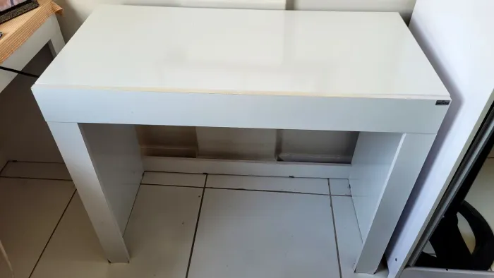 Escrivaninha branca com gaveta 