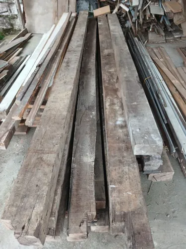 Vendo barrotes de 3 metros por 100 reais cada de madeira itauba e canela