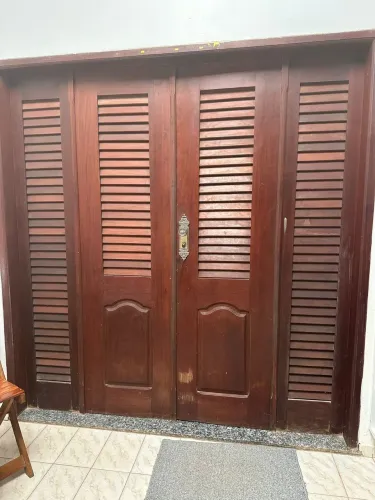 Porte e janela de madeira