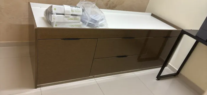 Maca para exames em marcenaria com 2 gavetas e 2 portas