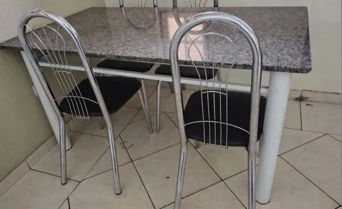 Mesa boa e barato pedra .sem as cadeiras 
