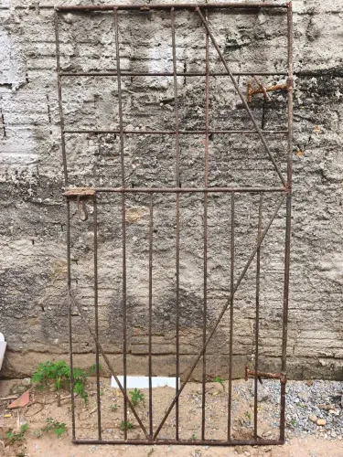 PORTÃO DE FERRO USADO. Preço a negociar para vim buscar e só lixar e pintar fica top