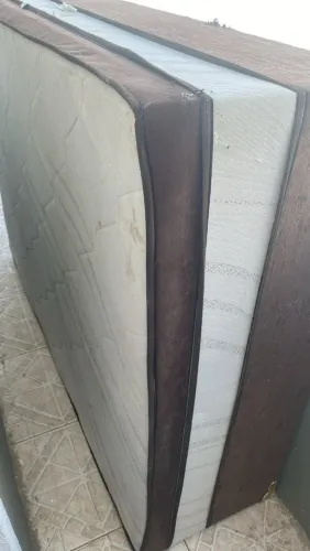 Cama de casal, vendendo porque não passou aqui na porta da casa que aluguei