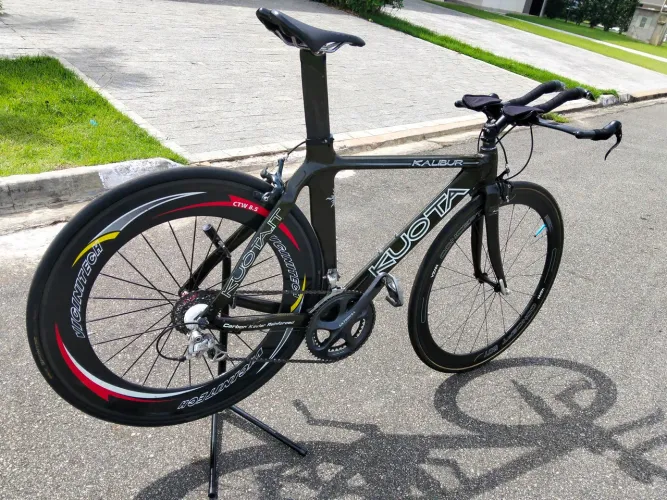Bike TT Contra Relógio Triatlo Kuota Kalibur. Vai sem as rodas de carbono