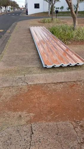 Telha Sanduíche Marrom/Vermelha